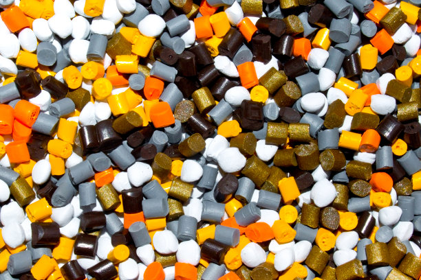 塑料颗粒。染料用于聚丙烯、聚苯乙烯颗粒的计量容器中图片下载