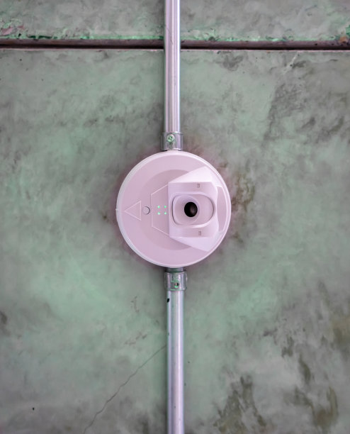 安装在天花板上的闭路电视监控摄像头。停车场室内摄像头。图片下载