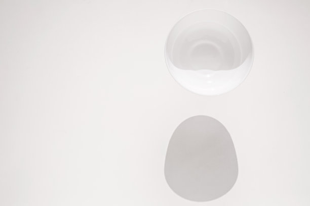 白色飞盘，白色上有阴影。俯视图图片下载