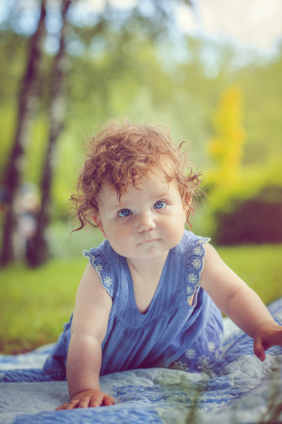 夏天，孩子们在公园里图片下载