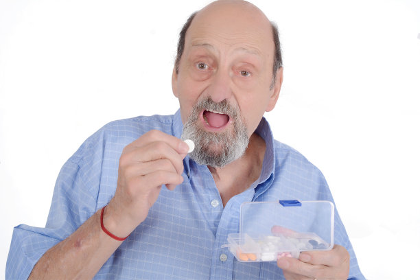 高级男子服用药丸的近景素材图片