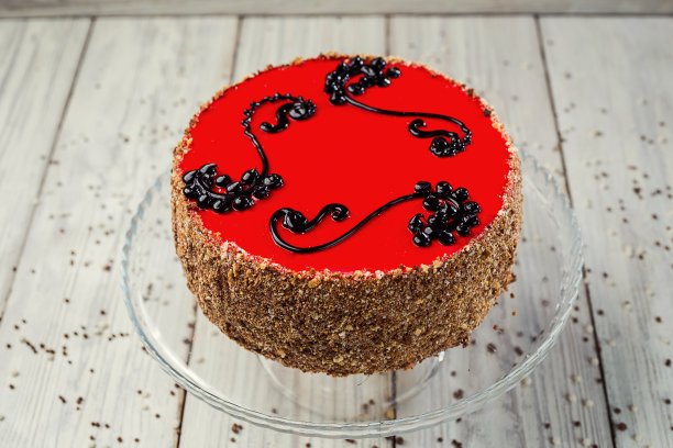 海绵蛋糕与水果果冻在木制的背景图片下载