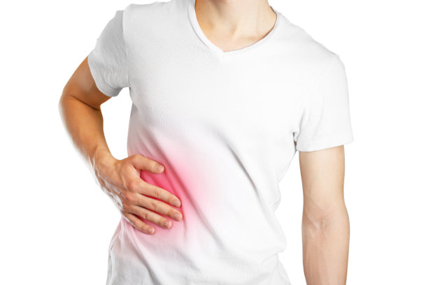 一个男人拿着肝脏。腹部疼痛。肝硬化。伤口用红色标出。特写镜头。孤立的图片下载