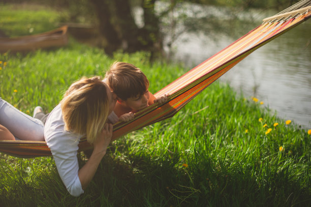 母亲和儿子在露营素材图片