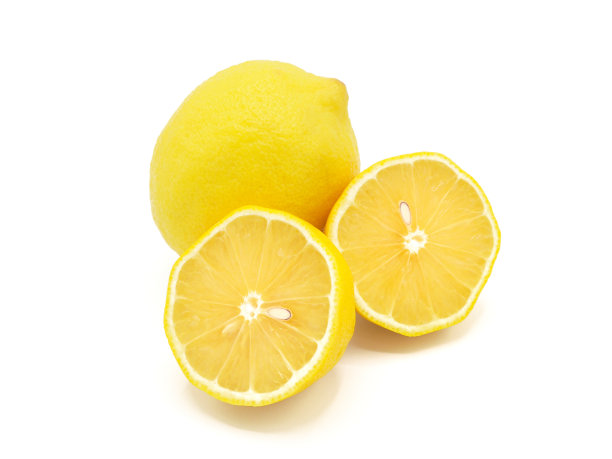新鲜柠檬片孤立在白色背景图片下载
