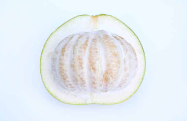 一半去皮的柚子在白色的背景。图片下载