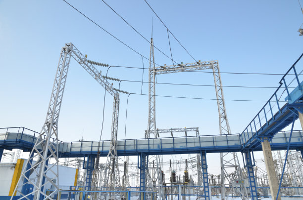 高压变压器和电力线路支架。图片下载