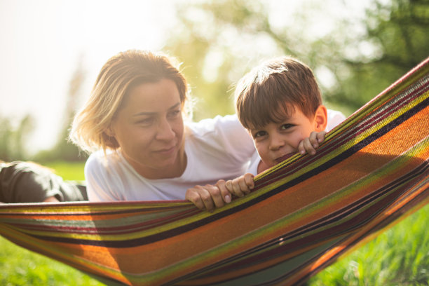 母亲和儿子在露营素材图片