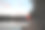 红发女孩拿着红白相间的气球在大自然中映衬着天空。快乐的女人。艺术照片图片下载