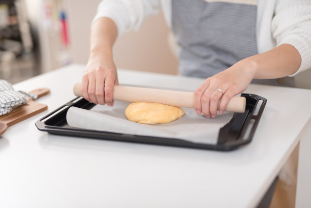 在厨房里做饼干的女人图片下载