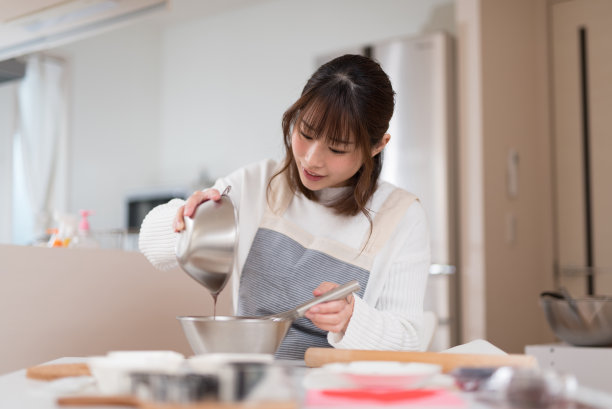 在厨房里做巧克力糕点的女人图片下载