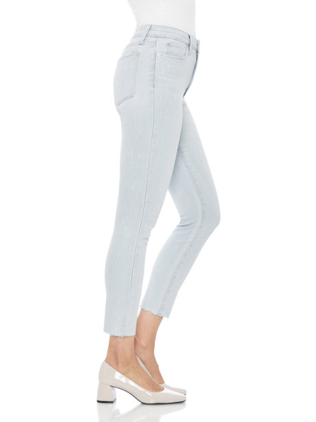 穿着紧身牛仔裤和高跟鞋的女人，白色背景图片下载