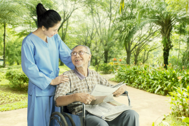 女护士和一位老人谈话图片下载