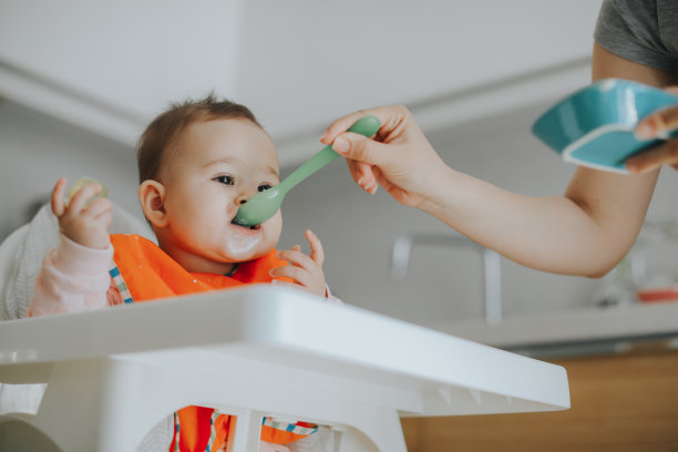 成人喂婴儿图片下载