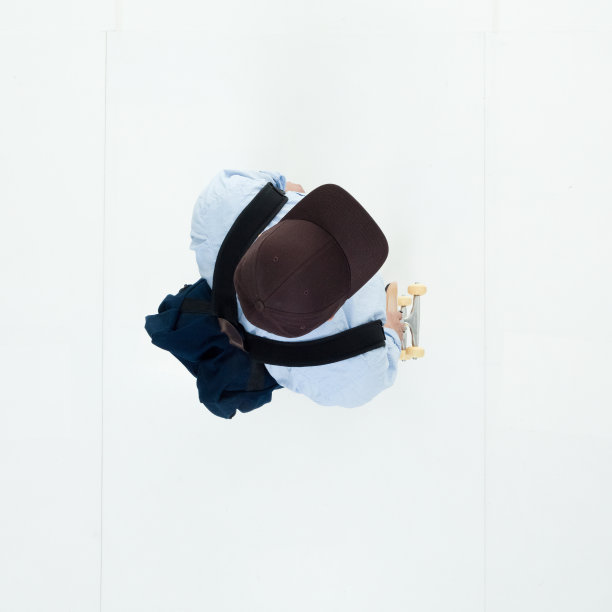 自上而下的观点与滑板和背包的学生图片下载