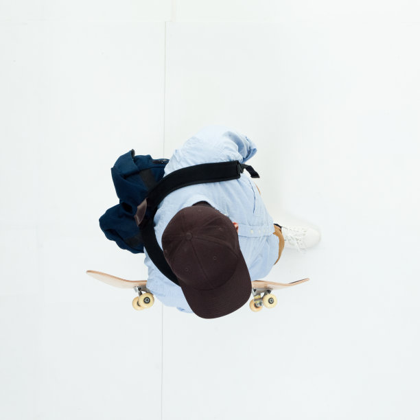 自上而下的观点与滑板和背包的学生图片下载