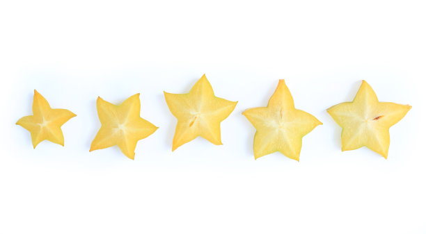 切片成熟的星形苹果孤立在白色背景上。图片下载