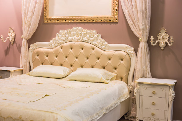 豪华的卧室内部与经典的意大利室内白色和米色图片下载