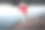 红发女孩拿着红白相间的气球在大自然中映衬着天空。快乐的女人。艺术照片图片下载