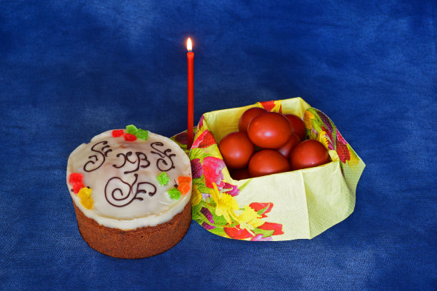 复活节蛋糕、鸡蛋和一支红烛图片下载
