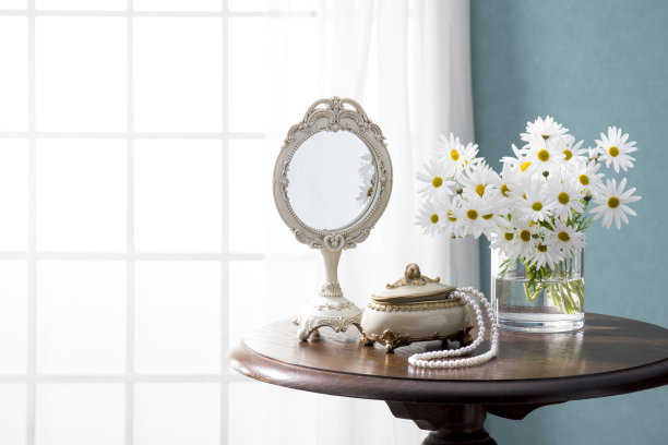 蓝色的墙和窗户的房间图片下载