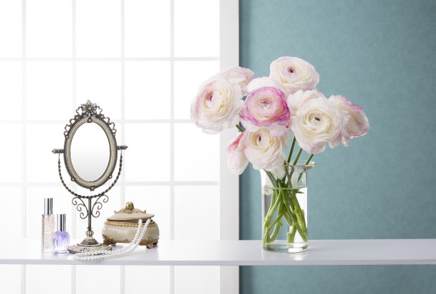 蓝色的墙和窗户的房间图片下载