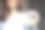 手机屏幕上的房地产网站。手里拿着电话的女人。图片下载