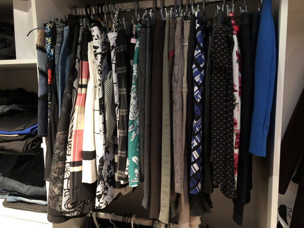 裙子在衣柜里图片下载