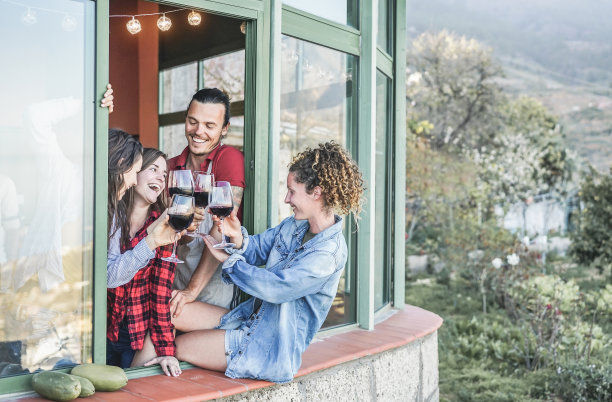 快乐的朋友欢呼与红酒晚餐在露台-成年人一起在山葡萄园农场-关注正确的金发女孩和眼镜-友谊和青年的概念图片下载