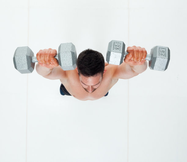 赤膊男子用哑铃图片下载