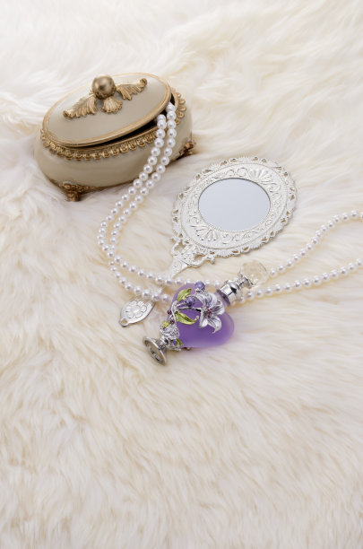 香水瓶，首饰盒，还有镜子图片下载