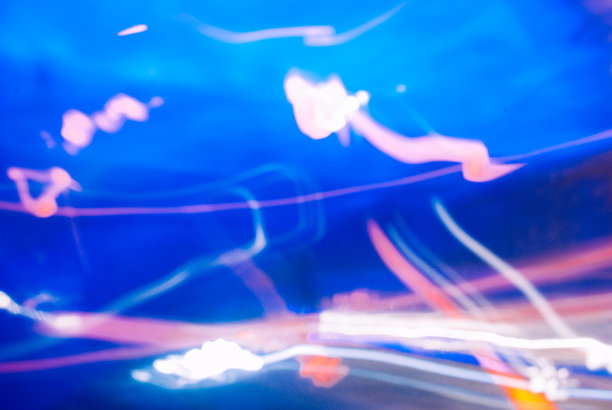 摘要照片从街道的光在缓慢的快门速度图片下载