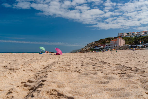 在沙滩上休息。夏天海边的照片。葡萄牙Foz do Arelho海滩。图片下载