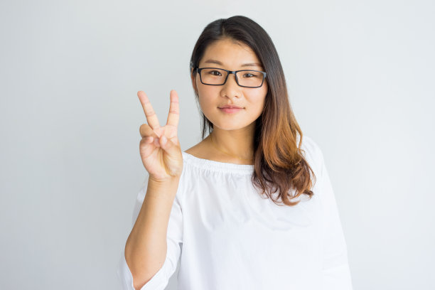 有魅力的中国女人戴着眼镜素材图片