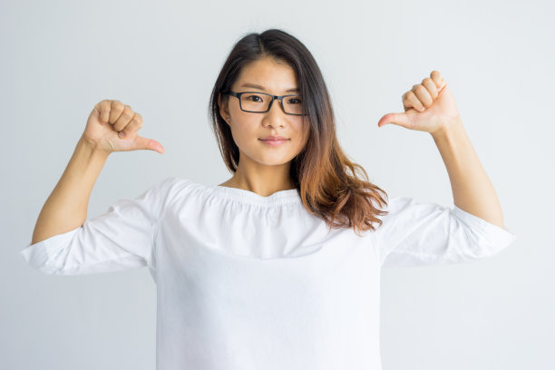 自信的亚洲年轻女性指向自己素材图片