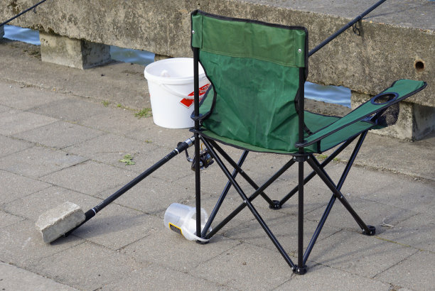 钓鱼工具。椅子上。绿色的。一个rod.holiday钓鱼。图片下载