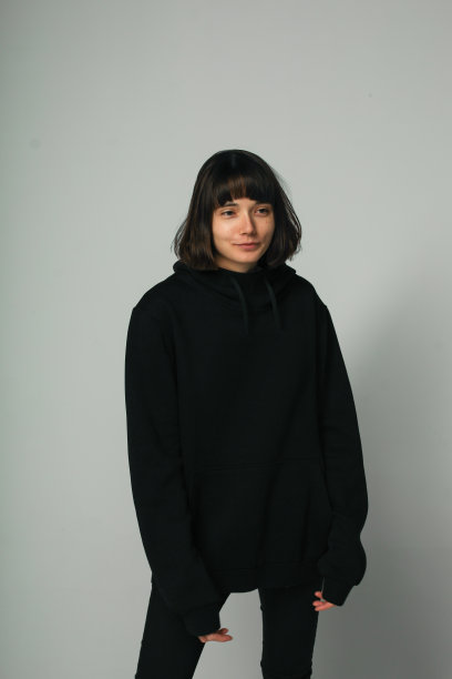 一个穿着黑色衣服的年轻女人的肖像图片下载