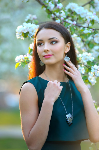 豪华珠宝春季系列。美女时尚女孩肖像模特。健康的长头发。迷人的褐发年轻女子与化妆图片下载