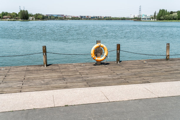 公园内的救生圈，木制甲板为背景。图片下载