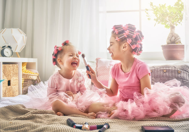 姐妹们在做头发，玩得很开心图片下载