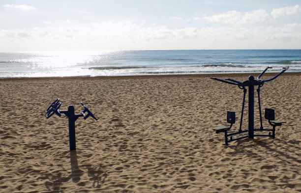 海滩上的运动器材图片下载