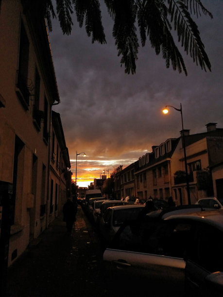 日落在巴黎铺好的街道的尽头图片下载