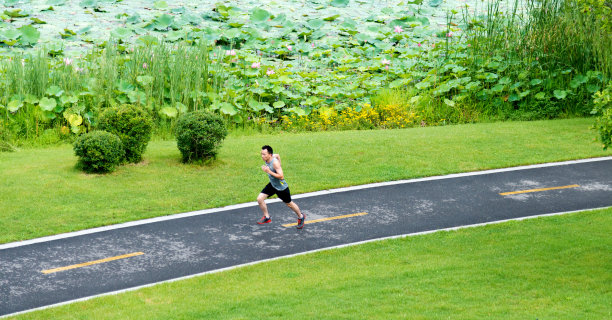 在小路上奔跑的人图片下载