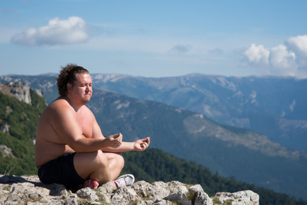 自由。山上的人。图片下载