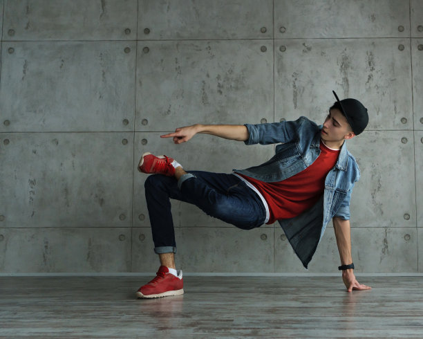 跳霹雳舞的少年图片下载