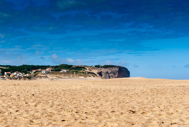 在沙滩上休息。夏天海边的照片。葡萄牙Foz do Arelho海滩。图片下载