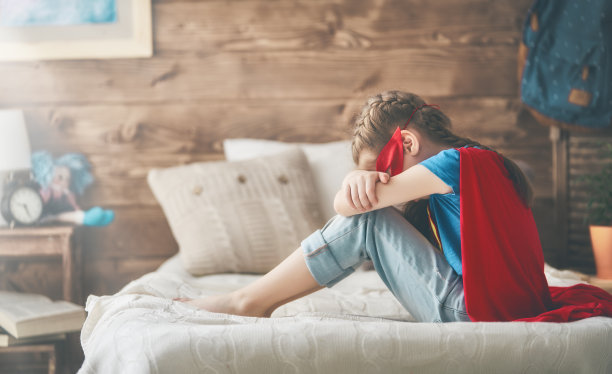 穿着超级英雄服装的孩子在哭素材图片