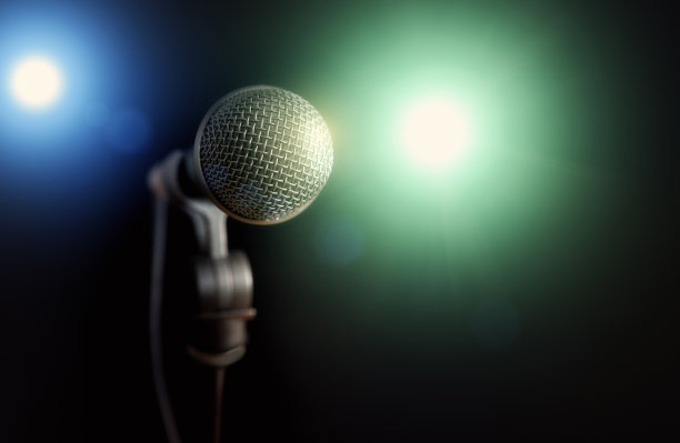 配有亮蓝色和绿色舞台灯的麦克风图片下载