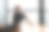 芭蕾舞女演员正坐在窗边图片下载