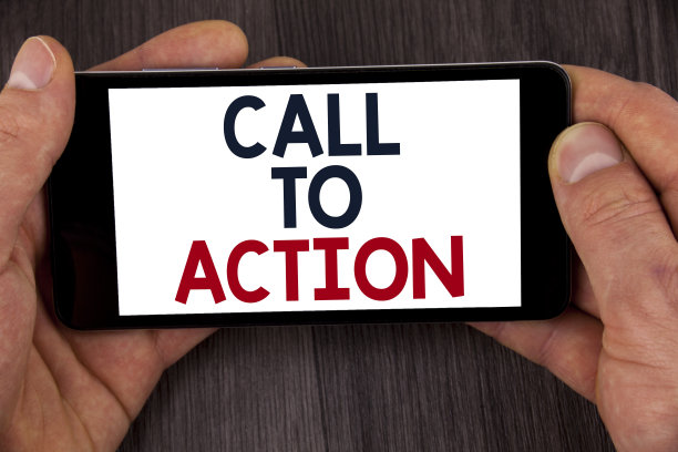 写便条显示呼吁行动。商业图片展示在线数字营销活动最重要的部分写在手机上的木色背景的人。图片下载